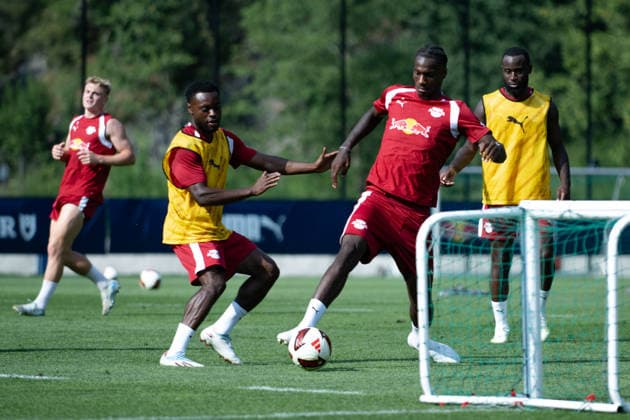 Ezechiel Banzuzi, RB Leipzig, No. 6, in a duel with Ridle Baku, RB Leipzig, RB Leipzig, soccer, training camp in Austria, preseason, 2026–2027 season, GER, August 4, 2026, Eibner Press Photo: Andreas Ulmer, RB Leipzig, soccer, training camp in Austria, preseason, 2026–2027 season, GER, August 4, 2026, Copyright: xEibner-Pressefoto AndreasxUlmerx EP_AUR