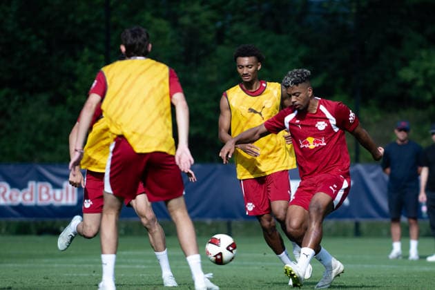 In the middle of a group of players with the ball: Benjamin Henrichs, RB Leipzig, 39, RB Leipzig, soccer, training camp in Austria, preseason, 2026–2027 season, GER, August 4, 2026, Eibner Press Photo by Andreas Ulmer, RB Leipzig, soccer, training camp in Austria, preseason, 2026–2027 season, GER, August 4, 2026, Copyright: xEibner-Pressefoto AndreasxUlmerx EP_AUR