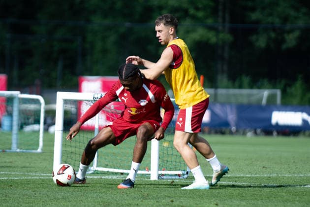 Joyeux Masanka Bungi, RB Leipzig, 42, with the ball against Brajan Gruda, RB Leipzig, 10, RB Leipzig, soccer, training camp in Austria, preseason, 2026–2027 season, GER, August 4, 2026, Eibner Press Photo by Andreas Ulmer, RB Leipzig, soccer, training camp in Austria, preseason, 2026–2027 season, GER, August 4, 2026, Copyright: xEibner-Pressefoto AndreasxUlmerx EP_AUR