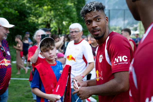 Autographs and mingling with fans—here, Benjamin Henrichs of RB Leipzig, No. 39, RB Leipzig, soccer, training camp in Austria, preseason, 2026–2027 season, GER, August 4, 2026, Eibner Press Photo: Andreas Ulmer, RB Leipzig, soccer, training camp in Austria, preseason, 2026–2027 season, GER, August 4, 2026, Copyright: xEibner-Pressefoto AndreasxUlmerx EP_AUR