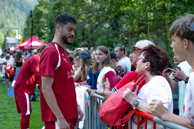 Romulo, RB Leipzig, 40, surrounded by fans; RB Leipzig, soccer, training camp in Austria, preseason, 2026–2027 season, GER, August 4, 2026, Eibner Press Photo: Andreas Ulmer, RB Leipzig, soccer, training camp in Austria, preseason, 2026–2027 season, GER, August 4, 2026, Copyright: xEibner-Pressefoto AndreasxUlmerx EP_AUR