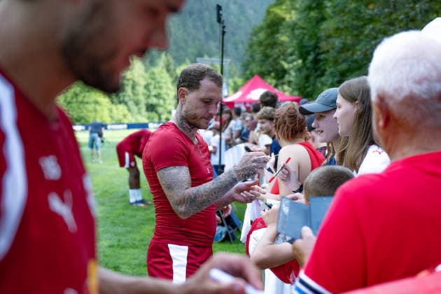 David Raum of RB Leipzig Among the Fans, 22 RB Leipzig, Soccer, Training Camp in Austria, Preseason, 2026–2027 Season, GER, August 4, 2026, Eibner Press Photo Andreas Ulmer RB Leipzig, soccer, training camp in Austria, preseason, 2026–2027 season, GER, August 4, 2026, Copyright: xEibner-Pressefoto AndreasxUlmerx EP_AUR