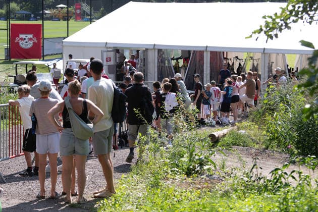 Fans are on hand at training: RB Leipzig, soccer, training camp in Austria, preseason, 2026–2027 season, GER, August 4, 2026, Eibner Press Photo by Andreas Ulmer RB Leipzig, soccer, training camp in Austria, preseason, 2026–2027 season, GER, August 4, 2026, Copyright: xEibner-Pressefoto AndreasxUlmerx EP_AUR