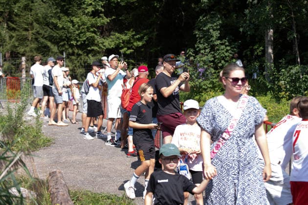 Fans are on hand at training: RB Leipzig, soccer, training camp in Austria, preseason, 2026–2027 season, GER, August 4, 2026, Eibner Press Photo by Andreas Ulmer RB Leipzig, soccer, training camp in Austria, preseason, 2026–2027 season, GER, August 4, 2026, Copyright: xEibner-Pressefoto AndreasxUlmerx EP_AUR
