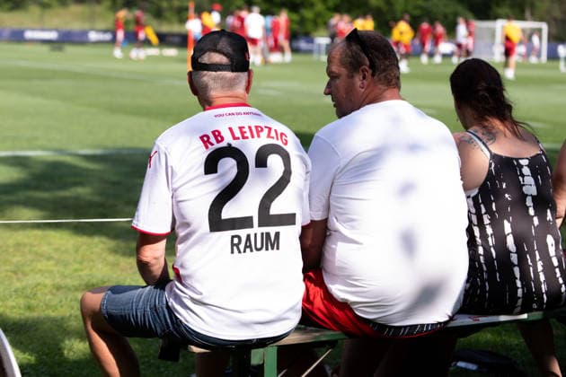 The most loyal fans remain patient even in the intense heat, RB Leipzig, soccer, training camp in Austria, preseason, 2026–2027 season, GER, August 4, 2026, Eibner Press Photo by Andreas Ulmer, RB Leipzig, soccer, training camp in Austria, preseason, 2026–2027 season, GER, August 4, 2026, Copyright: xEibner-Pressefoto AndreasxUlmerx EP_AUR