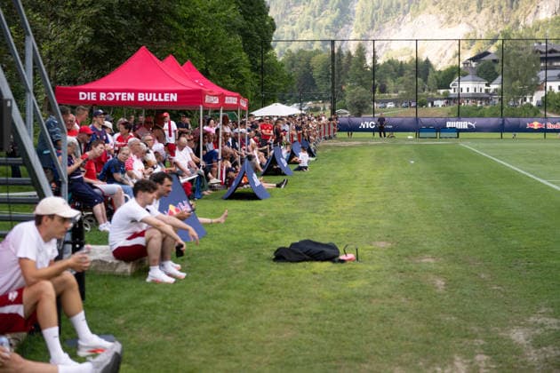 The most loyal fans remain patient even in the intense heat, RB Leipzig, soccer, training camp in Austria, preseason, 2026–2027 season, GER, August 4, 2026, Eibner Press Photo by Andreas Ulmer, RB Leipzig, soccer, training camp in Austria, preseason, 2026–2027 season, GER, August 4, 2026, Copyright: xEibner-Pressefoto AndreasxUlmerx EP_AUR