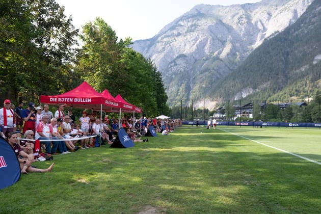 The most loyal fans remain patient despite the heat, and with a magnificent Alpine panorama, RB Leipzig, soccer, training camp in Austria, preseason, 2026–2027 season, GER, August 4, 2026, Eibner Press Photo Andreas Ulmer RB Leipzig, soccer, training camp in Austria, preseason, 2026–2027 season, GER, August 4, 2026, Copyright: xEibner-Pressefoto AndreasxUlmerx EP_AUR