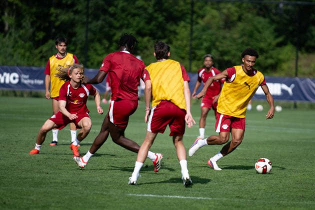 3 vs. 4—that’s the match. On the right, in front of the ball: Tidiam Gomis (RB Leipzig, 27) and Viggo Gebel (RB Leipzig, 47); on the left, a player from the opposing team. RB Leipzig, soccer, training camp in Austria, preseason, 2026–2027 season, GER, August 4, 2026, Eibner press photo by Andreas Ulmer, RB Leipzig, soccer, training camp in Austria, preseason, 2026–2027 season, GER, August 4, 2026, Copyright: xEibner-Pressefoto AndreasxUlmerx EP_AUR