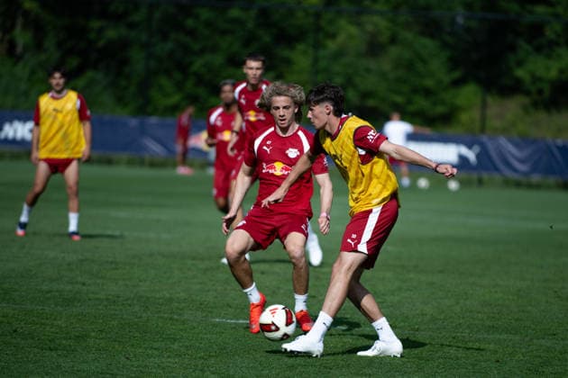 Tidiam Gomis, RB Leipzig, 27, under pressure on the left; Andrija Maksimovic, RB Leipzig, 30; RB Leipzig, soccer, training camp in Austria, preseason, 2026–2027 season, GER, August 4, 2026, Eibner Press Photo: Andreas Ulmer, RB Leipzig, soccer, training camp in Austria, preseason, 2026–2027 season, GER, August 4, 2026, Copyright: xEibner-Pressefoto AndreasxUlmerx EP_AUR