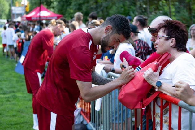 Romulo, RB Leipzig, 40, surrounded by fans; RB Leipzig, soccer, training camp in Austria, preseason, 2026–2027 season, GER, August 4, 2026, Eibner Press Photo: Andreas Ulmer, RB Leipzig, soccer, training camp in Austria, preseason, 2026–2027 season, GER, August 4, 2026, Copyright: xEibner-Pressefoto AndreasxUlmerx EP_AUR
