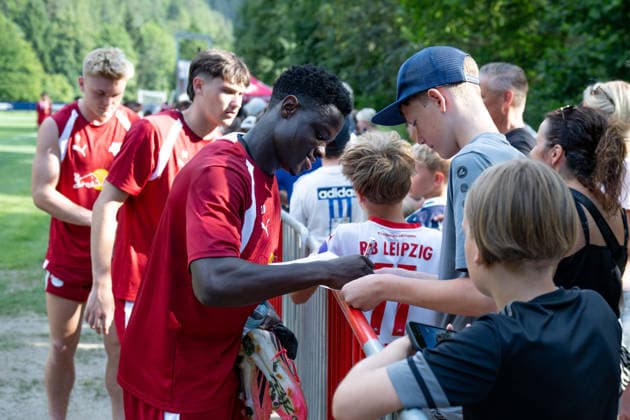 Suleman Sani, RB Leipzig, 18, surrounded by fans; RB Leipzig, soccer, training camp in Austria, preseason, 2026–2027 season, GER, August 4, 2026, Eibner Press Photo Andreas Ulmer RB Leipzig, soccer, training camp in Austria, preseason, 2026–2027 season, GER, August 4, 2026, Copyright: xEibner-Pressefoto AndreasxUlmerx EP_AUR