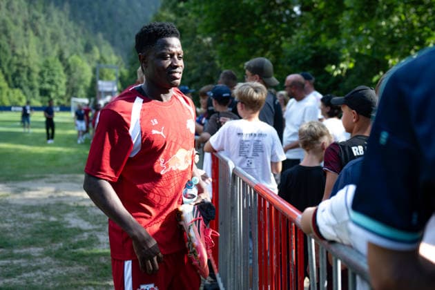 Suleman Sani, RB Leipzig, 18, surrounded by fans; RB Leipzig, soccer, training camp in Austria, preseason, 2026–2027 season, GER, August 4, 2026, Eibner Press Photo Andreas Ulmer RB Leipzig, soccer, training camp in Austria, preseason, 2026–2027 season, GER, August 4, 2026, Copyright: xEibner-Pressefoto AndreasxUlmerx EP_AUR