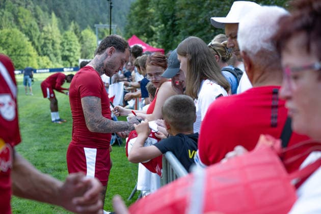 David Raum of RB Leipzig Surrounded by Fans, 22 RB Leipzig, Soccer, Training Camp in Austria, Preseason, 2026–2027 Season, GER, August 4, 2026, Eibner Press Photo Andreas Ulmer RB Leipzig, soccer, training camp in Austria, preseason, 2026–2027 season, GER, August 4, 2026, Copyright: xEibner-Pressefoto AndreasxUlmerx EP_AUR