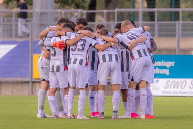 Memmingen, Germany, August 3, 2026 Toto Cup Bavarian State Cup 2026–2027, Round 2: FC Memmingen vs. FC Ingolstadt 04. Pictured: The FCI players form a team circle to show solidarity at ArenaPark Bayern. Copyright: xFotostandx xSchäferx