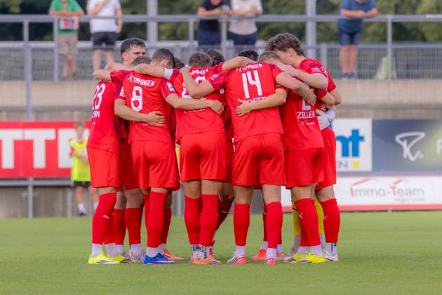 Memmingen, Germany, August 3, 2026 Toto Cup Bavarian State Cup 2026–2027, Round 2: FC Memmingen vs. FC Ingolstadt 04. Pictured: The FCM players form a team circle to show solidarity at ArenaPark Bayern. Copyright: xFotostandx xSchäferx