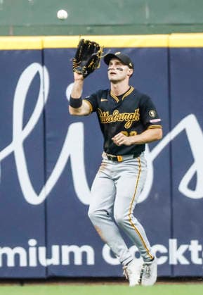Pittsburgh Pirates center fielder Jake Mangum catches a fly ball hit by Milwaukee Brewers third baseman David Hamilton in the second inning of the MLB, Baseball Herren, USA game between the Pittsburgh Pirates and the Milwaukee Brewers at American Family Field in Milwaukee, Wisconsin on Tuesday, August 4, 2026.  MIL20260804806 TANNENxMAURY