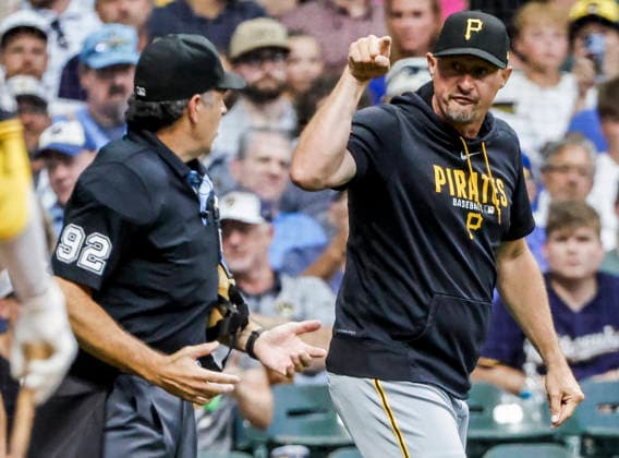 Pittsburgh Pirates manager Don Kelly (R) argues with home plate umpire James Hoye in the fifth inning of the MLB, Baseball Herren, USA game between the Pittsburgh Pirates and the Milwaukee Brewers at American Family Field in Milwaukee, Wisconsin on Tuesday, August 4, 2026.  MIL20260804823 TANNENxMAURY