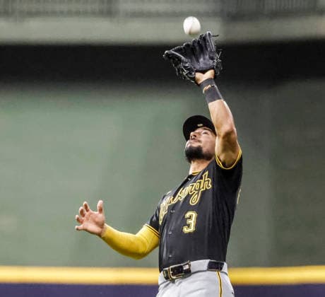 Pittsburgh Pirates second baseman Nick Gonzales catches a fly ball hit by Milwaukee Brewers shortstop Cooper Pratt in the fifth inning of the MLB, Baseball Herren, USA game between the Pittsburgh Pirates and the Milwaukee Brewers at American Family Field in Milwaukee, Wisconsin on Tuesday, August 4, 2026.  MIL20260804826 TANNENxMAURY