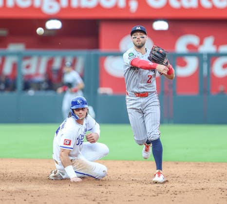 AUG 04, 2026: Minnesota Twins infielder Kody Clemens (2) starts a double play against the Kansas City Royals at Kauffman Stadium Kansas City, MO. CSM MLB, Baseball Herren, USA 2026: Twins Vs Royals August 4th  - ZUMAc04_ 20260804_zma_c04_007 Copyright: xRomanxPunox
