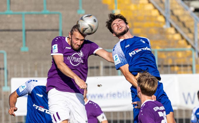 A battle for the ball between Rasmus Fackler (TSV Schwaben Augsburg 11, left) and Denis Milic (FVI TSV Schwaben Augsburg FV Illertissen), Toto Cup