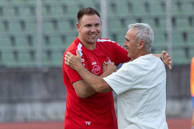 Celebrations after the 2-0 win: Roland Bahl, assistant coach of TSV Schwaben Augsburg, with Tobias Weber, goalkeeper coach of TSV Schwaben Augsburg; left: TSV Schwaben Augsburg vs. FV Illertissen, Toto Cup