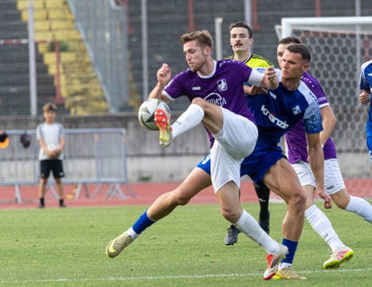 Dennis Ruisinger of TSV Schwaben Augsburg passes the ball to Elidon Qenaj of FVI, TSV Schwaben Augsburg vs. FV Illertissen, Toto Cup