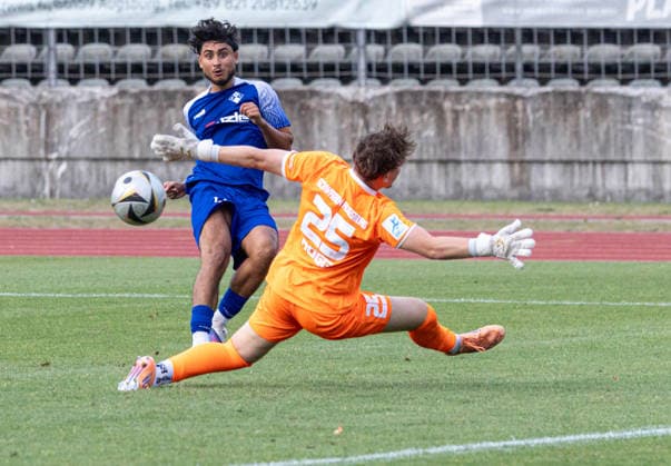 Nino Cassaniti misses a chance to score the winning goal in stoppage time against Elias Rogg, the goalkeeper for TSV Schwaben Augsburg; the ball hits the post. TSV Schwaben Augsburg vs. FV Illertissen, Toto Cup