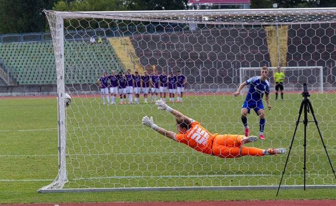 Penalty shootout: Alessio Hasler (FVI) misses, hits the post; Elias Rogg (goalkeeper, TSV Schwaben Augsburg); TSV Schwaben Augsburg vs. FV Illertissen; Toto Cup