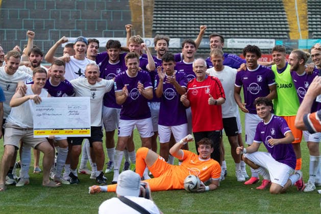 The Schwaben players celebrate after winning the penalty shootout; Marco Greisel of TSV Schwaben Augsburg holds the winner s check; TSV Schwaben Augsburg vs. FV Illertissen, Toto Cup
