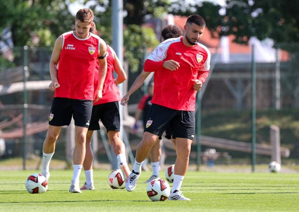 August 5, 2026, Germany, Grassau, Bundesliga, 2026–2027 season, VfB Stuttgart training camp, from left: Ramon Hendriks, Deniz Undav