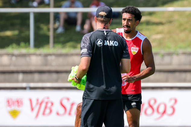 August 5, 2026, Germany, Grassau, Bundesliga, 2026–2027 season, VfB Stuttgart training camp, from left: VfB coach Sebastian Hoeneß, Tiago Tomas
