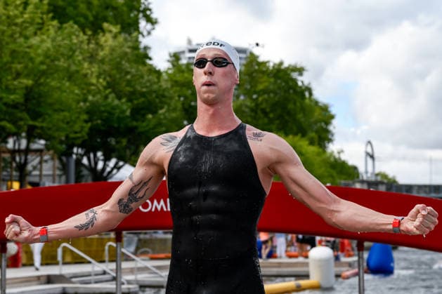 Florian Wellbrock of Germany celebrates after winning the gold medal in the open water swimming 5km Men Final during the European Aquatics Championships at the River Seine in Paris (France), August 5, 2026. Andrea Staccioli