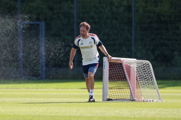 Jose Barcala, Head Coach of FC Bayern Munich, scores a goal and helps set up the field before practice, GER, FC Bayern Munich Women s Practice, Soccer, Google Pixel Women s Bundesliga, 2026–2027 Season, August 5, 2026, GER, FC Bayern Munich Women’s Training, Soccer, Google Pixel Women’s Bundesliga, 2026–2027 Season, August 5, 2026, Munich Copyright: xEibner-Pressefoto JennixMaulx EP_JML