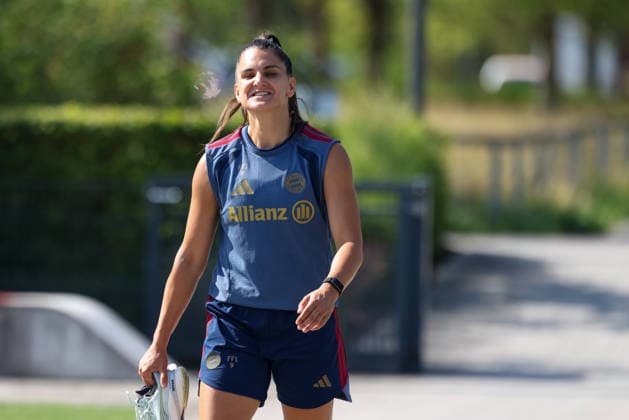 Jovana Damnjanovic, FC Bayern Munich, 09, laughing before practice, GER, FC Bayern Munich Women s Practice, Soccer, Google Pixel Women s Bundesliga, 2026–2027 Season, August 5, 2026, GER, FC Bayern Munich Women s Training, Soccer, Google Pixel Women s Bundesliga, 2026–2027 Season, August 5, 2026, Munich Copyright: xEibner-Pressefoto JennixMaulx EP_JML
