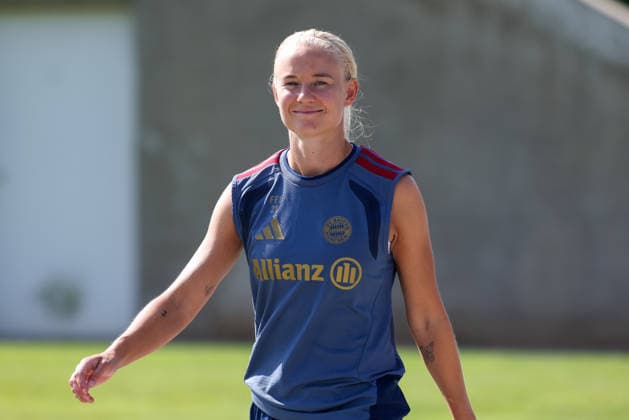 Pernille Harder, FC Bayern Munich, 21, laughs before practice, GER, FC Bayern Munich Women s Practice, Soccer, Google Pixel Women s Bundesliga, 2026–2027 Season, August 5, 2026, GER, FC Bayern Munich Women s Training, Soccer, Google Pixel Women s Bundesliga, 2026–2027 Season, August 5, 2026, Munich Copyright: xEibner-Pressefoto JennixMaulx EP_JML