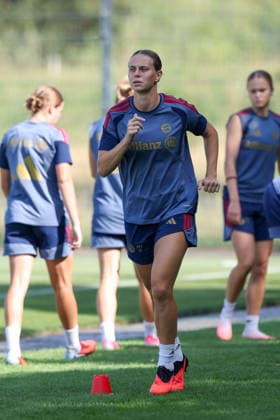 Klara Buehl, FC Bayern Munich, 17, running, GER, FC Bayern Munich Women s Training, Soccer, Google Pixel Women s Bundesliga, 2026–2027 Season, August 5, 2026, GER, FC Bayern Munich Women s Training, Soccer, Google Pixel Women s Bundesliga, 2026–2027 Season, August 5, 2026, Munich Copyright: xEibner-Pressefoto JennixMaulx EP_JML