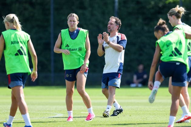 Jose Barcala, FC Bayern Munich, Head Coach, with Barbara Dunst, FC Bayern Munich, 28, GER, FC Bayern Munich Women s Training, Soccer, Google Pixel Women s Bundesliga, 2026–2027 Season, August 5, 2026, GER, FC Bayern Munich Women’s Training, Soccer, Google Pixel Women’s Bundesliga, 2026–2027 Season, August 5, 2026, Munich Copyright: xEibner-Pressefoto JennixMaulx EP_JML