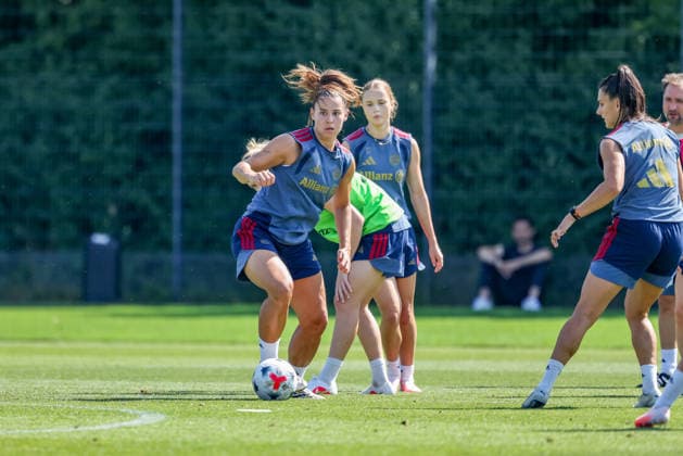 Lena Oberdorf, FC Bayern Munich, No. 8 with the ball during a practice match, GER, FC Bayern Munich Women s Training, Soccer, Google Pixel Women s Bundesliga, 2026–2027 Season, August 5, 2026, GER, FC Bayern Munich Women s Training, Soccer, Google Pixel Women s Bundesliga, 2026–2027 Season, August 5, 2026, Munich Copyright: xEibner-Pressefoto JennixMaulx EP_JML