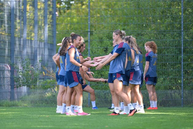 August 5, 2026, Munich, Germany Google Pixel Women s Bundesliga The FC Bayern Women s team holds a training session at the FC Bayern Campus in preparation for their friendly match against Paris FC Arianna Caruso, FC Bayern Women s team; Klara Bühl, FC Bayern Women s team
