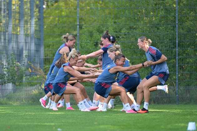 August 5, 2026, Munich, Germany Google Pixel Women s Bundesliga The FC Bayern Women s team holds a training session at the FC Bayern Campus in preparation for their friendly match against Paris FC Linda Dallmann, FC Bayern Women s team; Alara Sehitler, FC Bayern Women s team; Arianna Caruso, FC Bayern Women s team; Klara Bühl, FC Bayern Women s team
