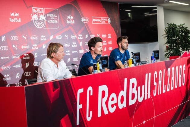 SOCCER - UEFA EL, RBS vs Pafos SALZBURG,AUSTRIA,05.AUG.26 - SOCCER - UEFA Europa League, qualification, Red Bull Salzburg vs Pafos FC, preview, press conference, PK, Pressekonferenz RBS. Image shows press officer Christian Kircher (RBS), head coach Danny Roehl and Dominik Schmid (RBS).  GEPAxpictures xJulioxArellano