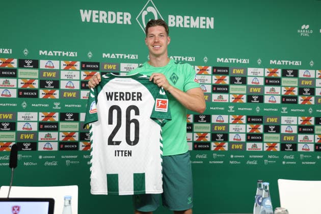 August 5, 2026, GER, Soccer, Men s, 1. Bundesliga, 2026–2027 season, player introduction, SV Werder Bremen’s Cedric Itten, 26, is introduced at a press conference and shows off his jersey, Zell am Ziller Parkstadion, Tyrol, Austria Copyright: xNordphotox xMaasx