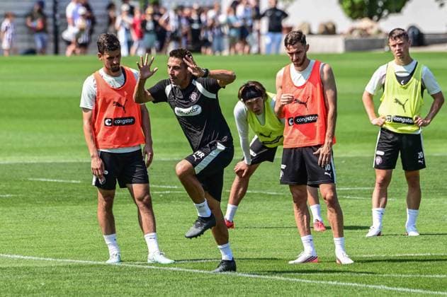 Coach Marcel Rapp Pauli demonstrates the level of effort he expects after a penalty kick Germany, Hamburg, training facility on Kollaustrasse, soccer, 2. Bundesliga, FC St. Pauli