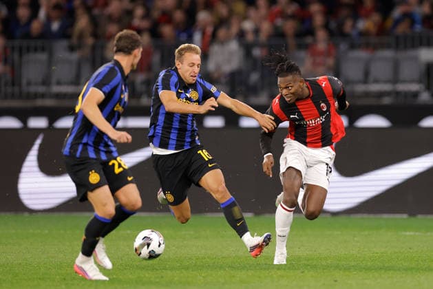 SOCCER AC MILAN INTER, Rafael Leao of AC Milan passes the ball during the AC Milan vs Inter Milan soccer exhibition match at Optus Stadium in Perth, Wednesday, August 5, 2026. ( NO ARCHIVING PERTH WESTERN AUSTRALIA AUSTRALIA  Copyright: xRICHARDxWAINWRIGHTx 20260805194363843080