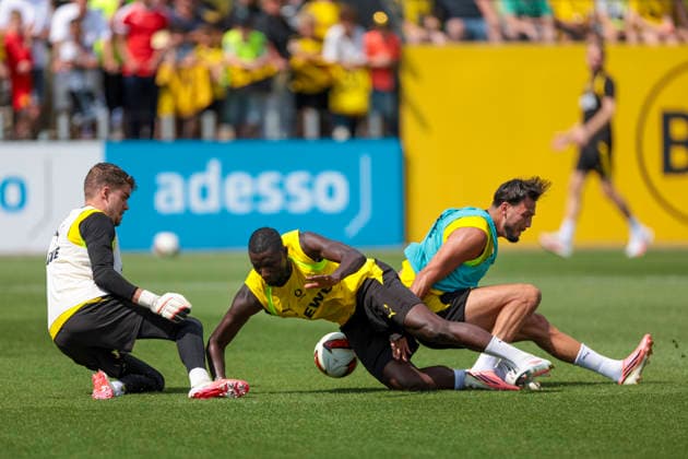 August 5, 2026, Soccer, Borussia Dortmund practice: A tackle between goalkeeper Alexander Meyer (Borussia Dortmund), Serhou Guirassy (Borussia Dortmund), and Ramy Bensebaini (Borussia Dortmund) at the BVB training facility in NRW, Germany xRHR PHOTO DEx Copyright: DennisxEwert RHR-FOTOx RHR-FOTO DE