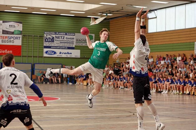 August 5, 2026, xovx, Lindencup Handball, HSG Dutenhofen Münchholzhausen vs. HSG Hanau, from left: Jan Eric Kleemann (HSG Hanau), Lukas Gümbel, HSG Dutenhofen Münchholzhausen II, Dziugas Jusys, HSG Hanau, Linden City Hall, Hesse, Germany, DE