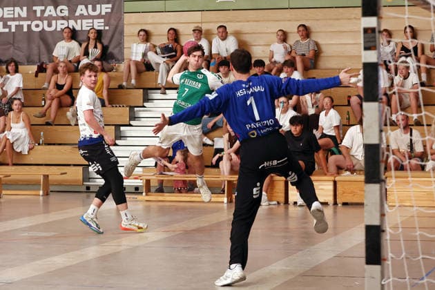 August 5, 2026, xovx, Lindencup Handball Tournament, HSG Dutenhofen Münchholzhausen vs. HSG Hanau; from left: Lukas Böhm (HSG Hanau), Ben Lubbadeh (HSG Dutenhofen Münchholzhausen II), Florian Patrick Eberhart (HSG Hanau); Linden City Hall, Hesse, Germany, DE