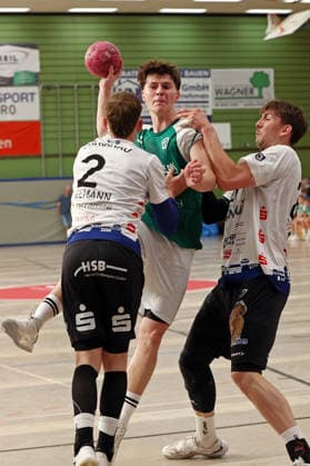 August 5, 2026, xovx, Lindencup Handball Tournament, HSG Dutenhofen Münchholzhausen vs. HSG Hanau; from left: Jan Eric Kleemann (HSG Hanau), Leonard Rettemeier (HSG Dutenhofen Münchholzhausen), Cedric Schiefer (HSG Hanau); Linden Stadthalle, Hesse, Germany, DE