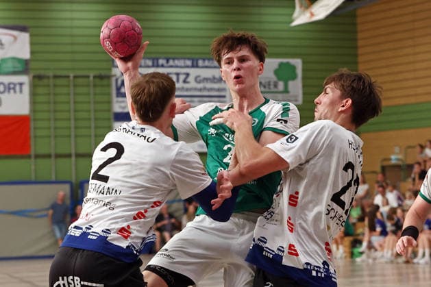 August 5, 2026, xovx, Lindencup Handball, HSG Dutenhofen Münchholzhausen vs. HSG Hanau; from left: Jan Eric Kleemann (HSG Hanau), Leonard Rettemeier (HSG Dutenhofen Münchholzhausen II), Cedric Schiefer (HSG Hanau); Linden City Hall, Hesse, Germany, DE