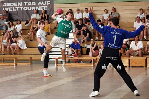 August 5, 2026, xovx, Lindencup Handball Tournament, HSG Dutenhofen Münchholzhausen vs. HSG Hanau; Sebastian Hein (HSG Hanau), Ben Lubbadeh (HSG Dutenhofen Münchholzhausen II), Florian Patrick Eberhard (HSG Hanau); Linden Stadthalle, Hesse, Germany, DE